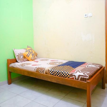 Oyo 2440 Wallet Family Residence Syariah Lumajang Kültér fotó