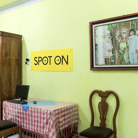 Oyo 2440 Wallet Family Residence Syariah Lumajang Kültér fotó