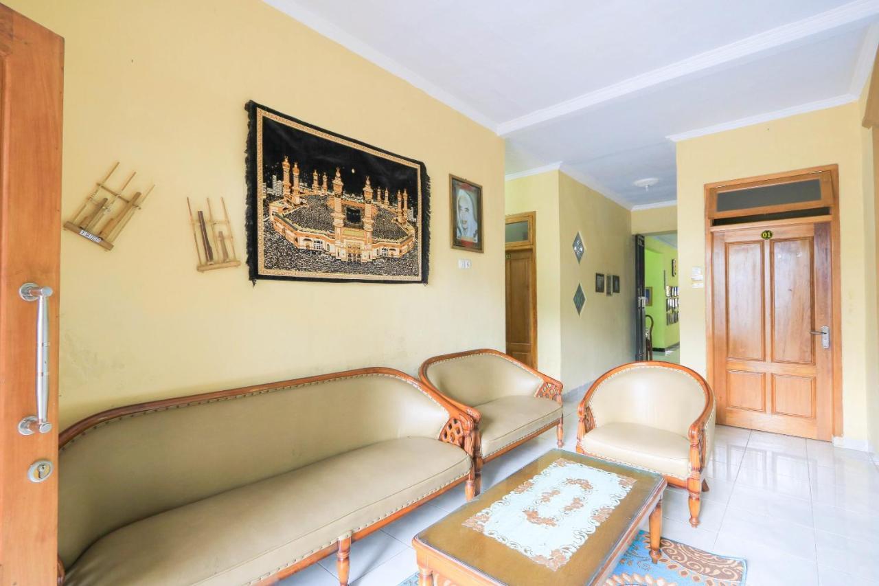 Oyo 2440 Wallet Family Residence Syariah Lumajang Kültér fotó