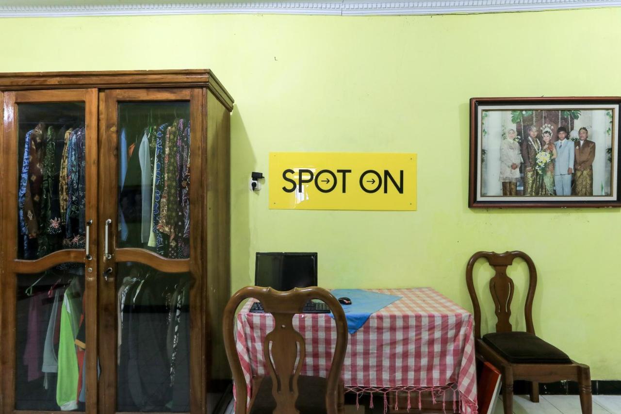 Oyo 2440 Wallet Family Residence Syariah Lumajang Kültér fotó