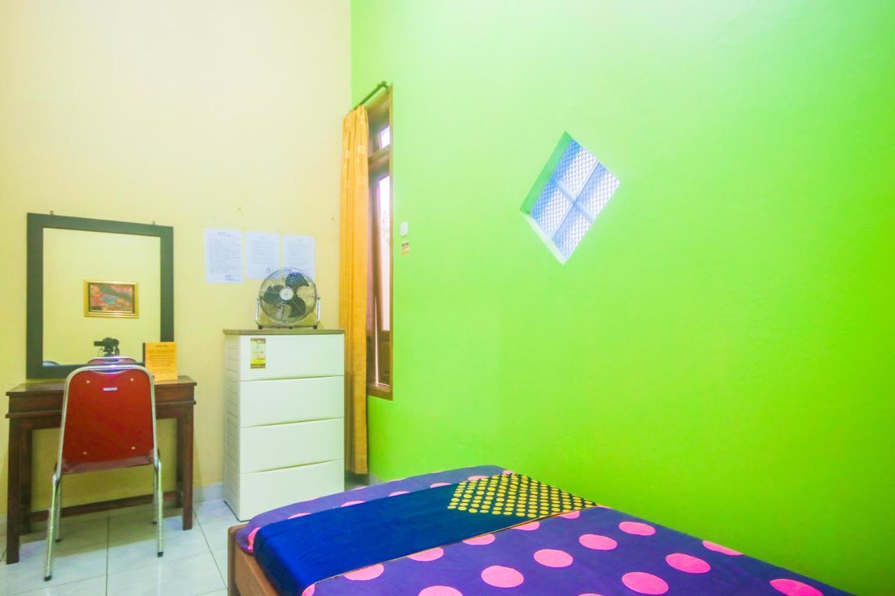 Oyo 2440 Wallet Family Residence Syariah Lumajang Kültér fotó