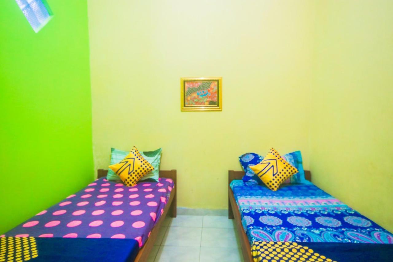 Oyo 2440 Wallet Family Residence Syariah Lumajang Kültér fotó