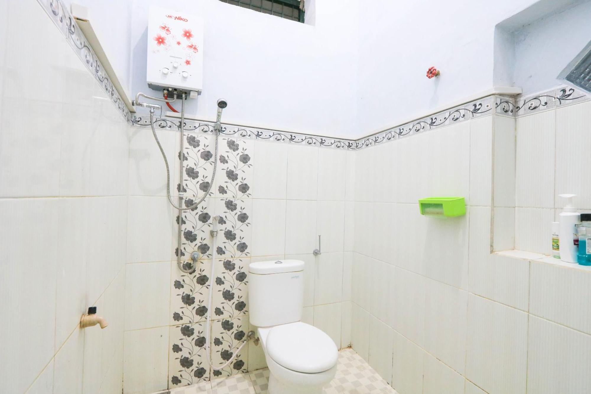 Oyo 2440 Wallet Family Residence Syariah Lumajang Kültér fotó