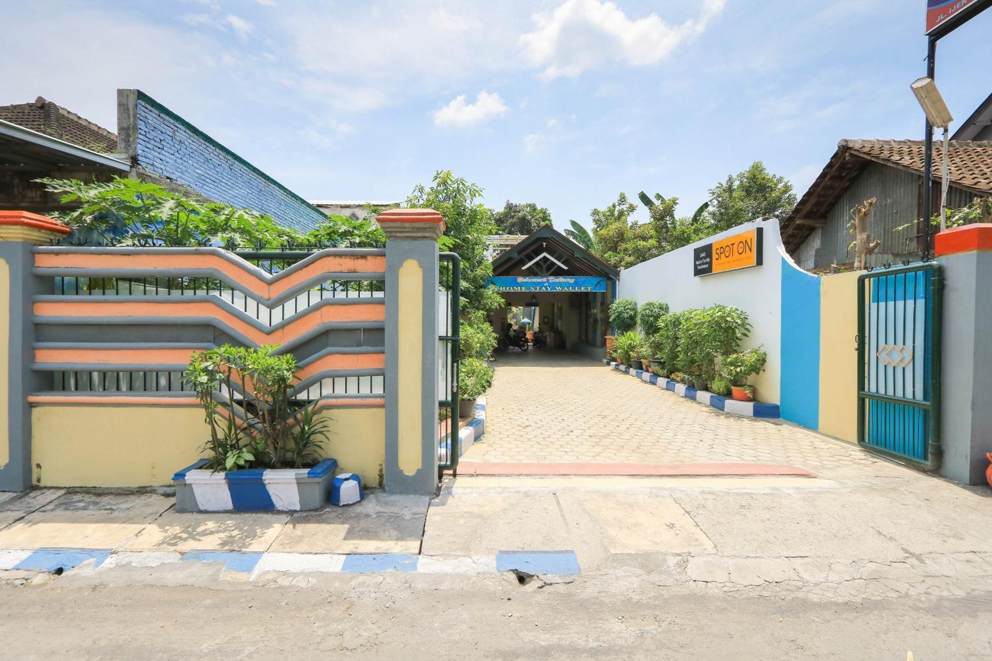 Oyo 2440 Wallet Family Residence Syariah Lumajang Kültér fotó