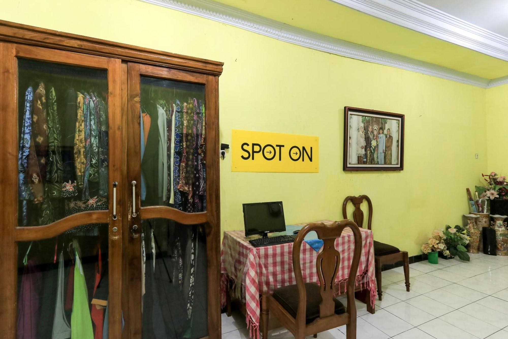 Oyo 2440 Wallet Family Residence Syariah Lumajang Kültér fotó