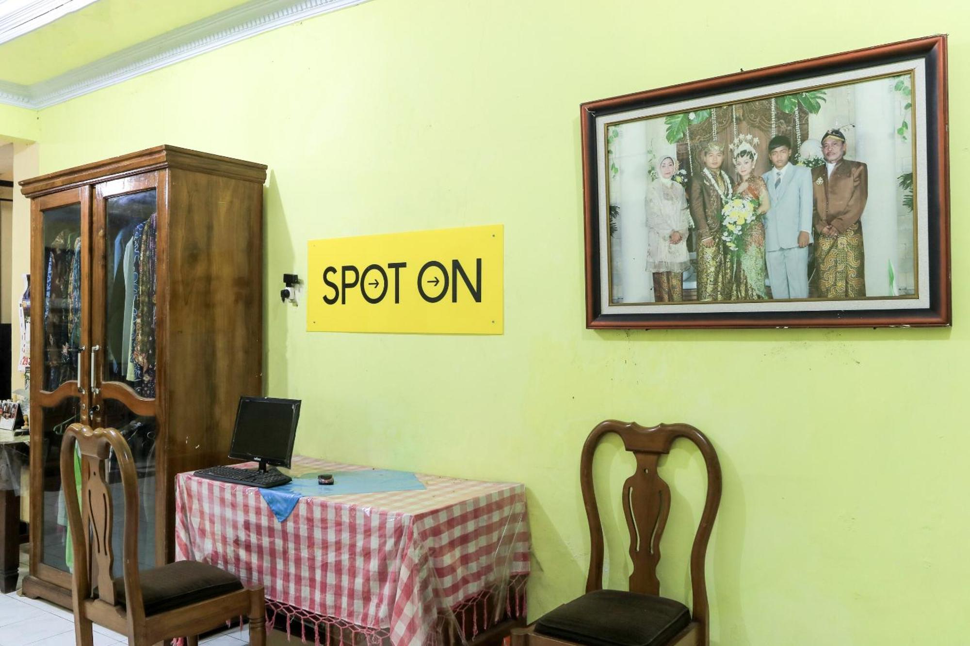 Oyo 2440 Wallet Family Residence Syariah Lumajang Kültér fotó