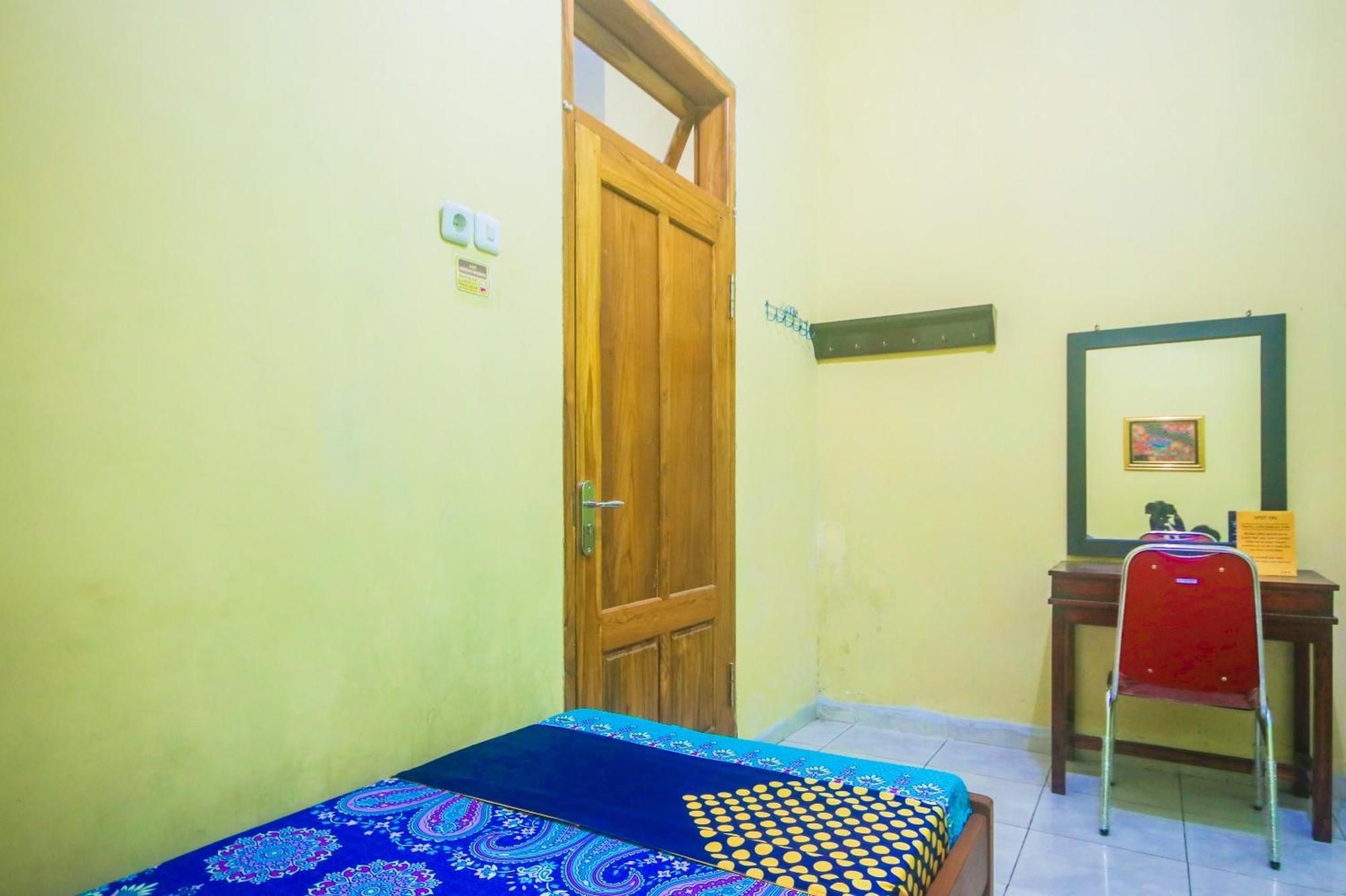 Oyo 2440 Wallet Family Residence Syariah Lumajang Kültér fotó