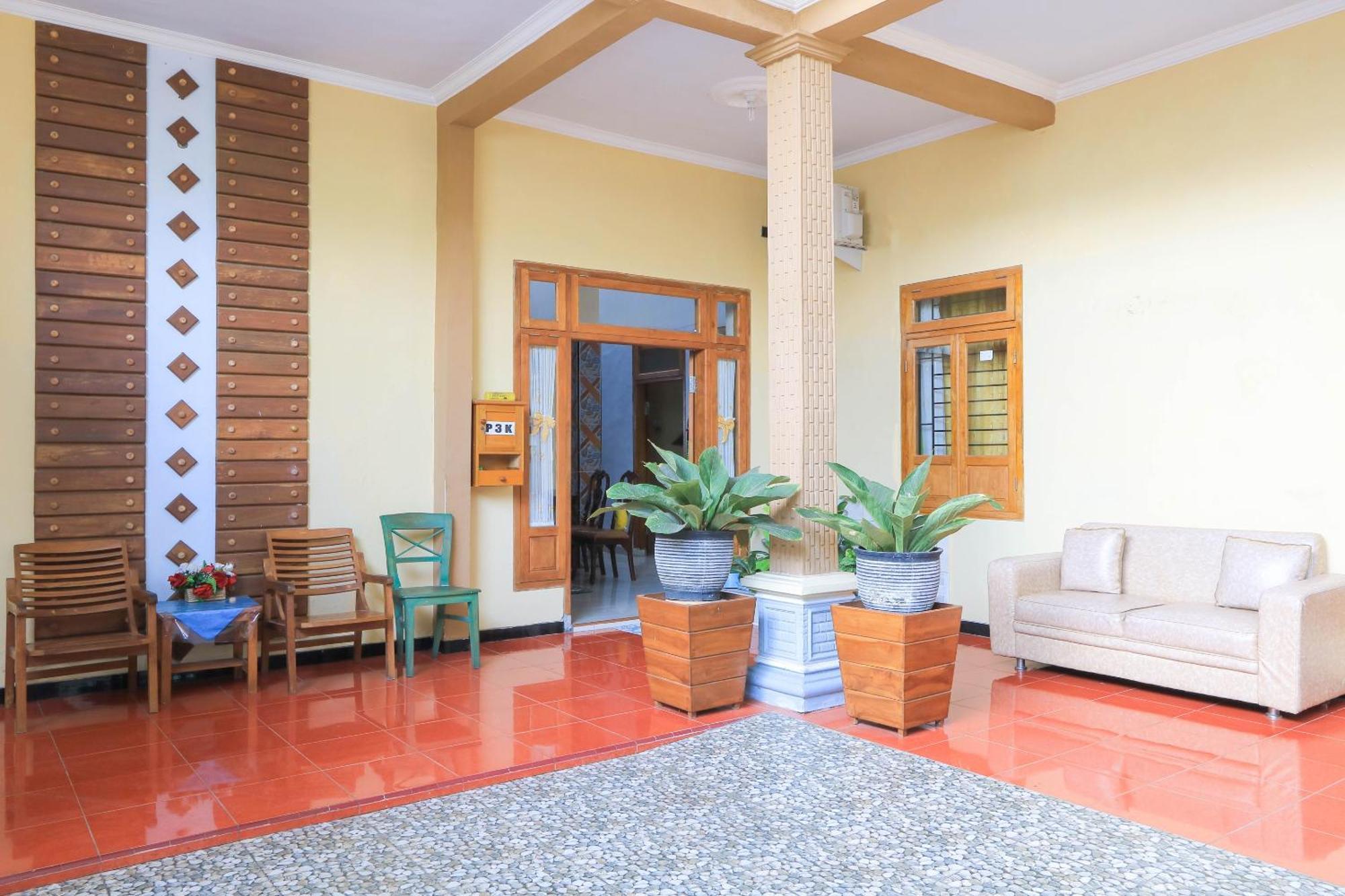 Oyo 2440 Wallet Family Residence Syariah Lumajang Kültér fotó