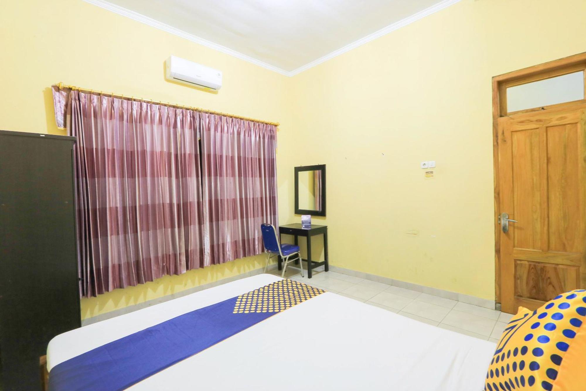 Oyo 2440 Wallet Family Residence Syariah Lumajang Kültér fotó